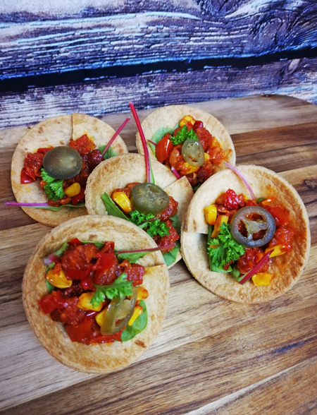 Krokante mini tortilla met chorizo party snack - Thomas Culinair